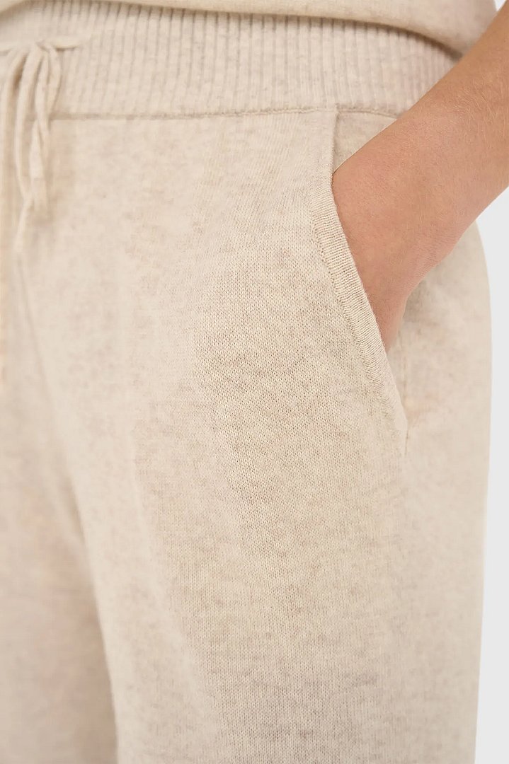 cashmere-broek-wijde-pijp-dames-eldon-beige-janice-04.webp