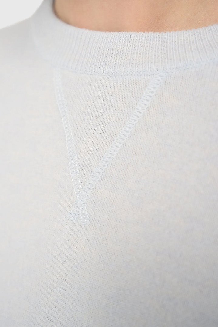 cashmere-dames-trui-sweater-lewis-licht-blauw-janice-04.webp