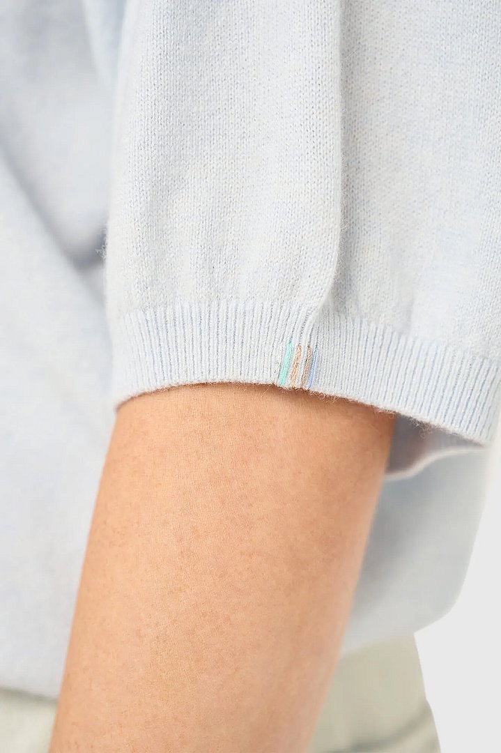 cashmere-dames-trui-v-hals-romeo-licht-blauw-janice-01.webp