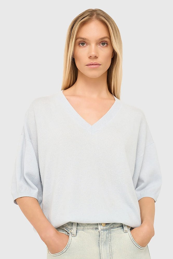 cashmere-dames-trui-v-hals-romeo-licht-blauw-janice-02.webp