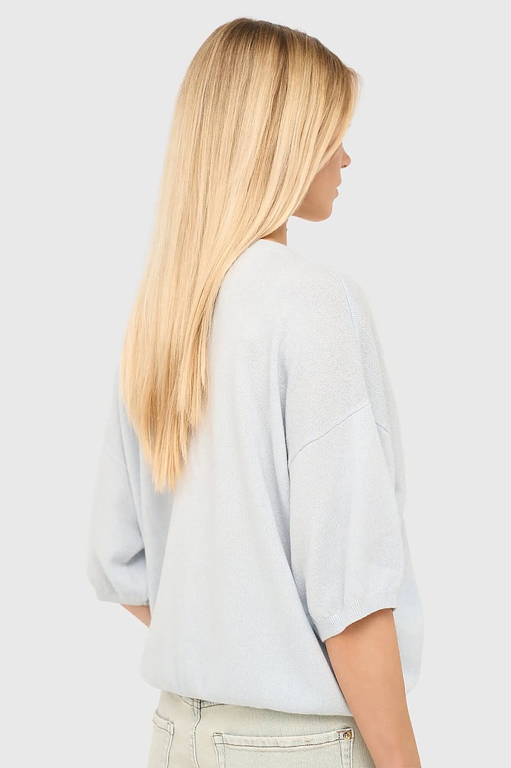 cashmere-dames-trui-v-hals-romeo-licht-blauw-janice-03.webp