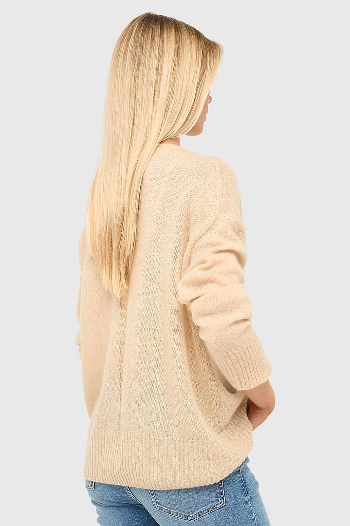 cashmere-dames-trui-wijde-hals-dayton-beige-janice-04.webp