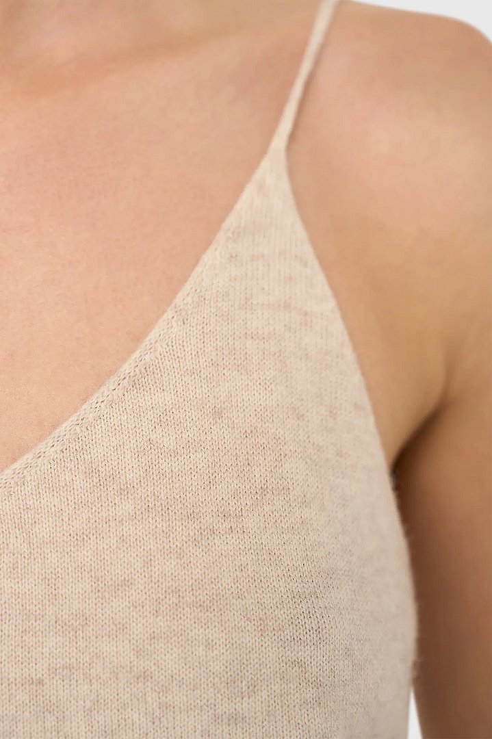 cashmere-gebreide-tanktop-blane-beige-janice-01.webp