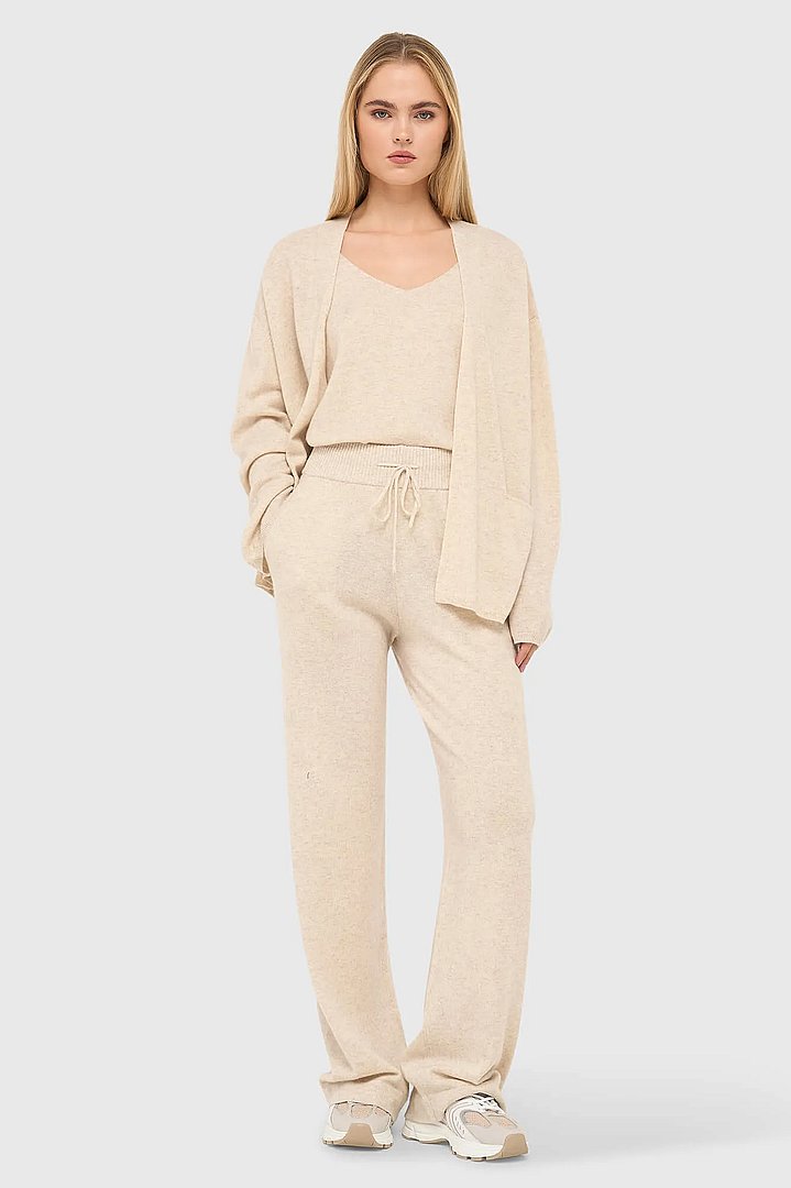 cashmere-gebreide-tanktop-blane-beige-janice-04.webp
