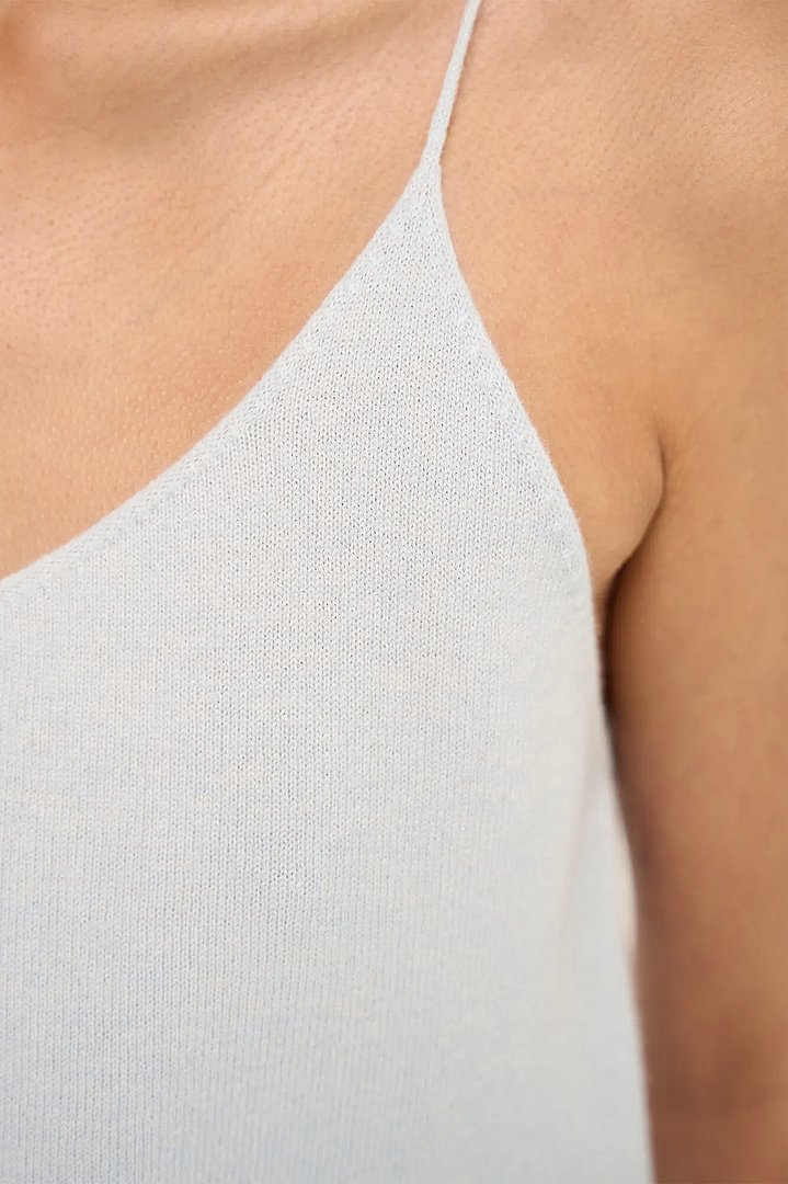 cashmere-gebreide-tanktop-blane-blauw-janice-04.webp