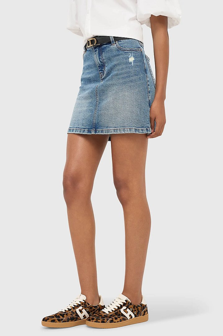 denim-rok-kort-benson-blauw-379-janice-01.webp