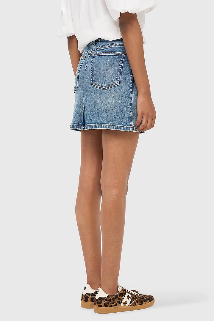 denim-rok-kort-benson-blauw-379-janice-02.webp