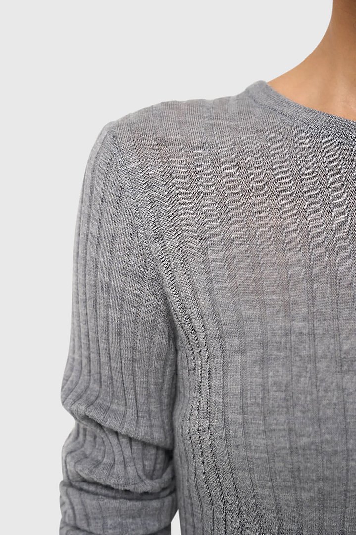 donker-blauw-merino-wol-truitje-longsleeves-lyle-grijs-janice-03.webp