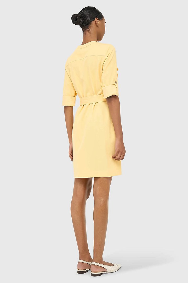 gele-jurk-zakken-alvin-janice-03.webp