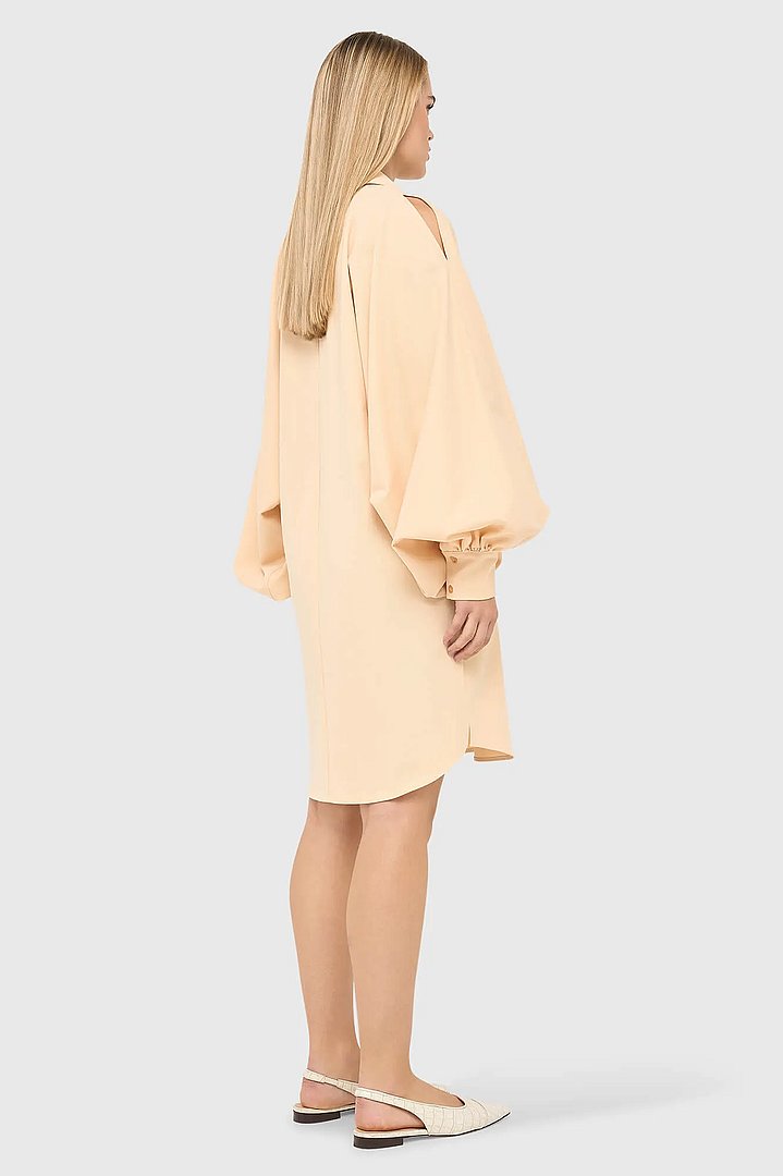 jurk-wijde-lange-mouwen-hugh-peach-janice-02.webp