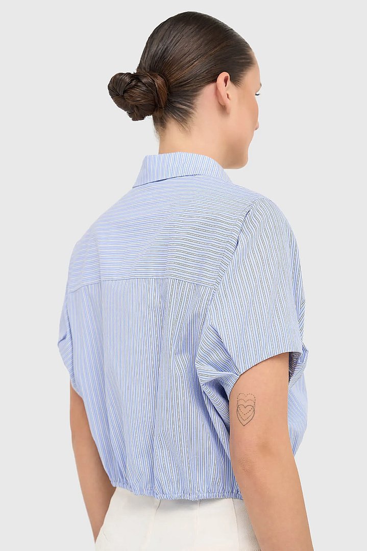 katoenen-dames-blouse-korte-mouw-gestreept-cross-blauw-janice-04.webp