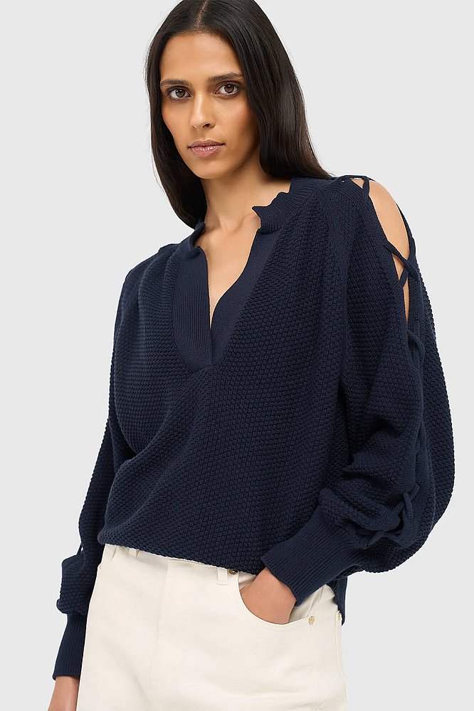 katoenen-dames-trui-veters-mouwen-open-schouders-grove-blauw-janice-01.webp