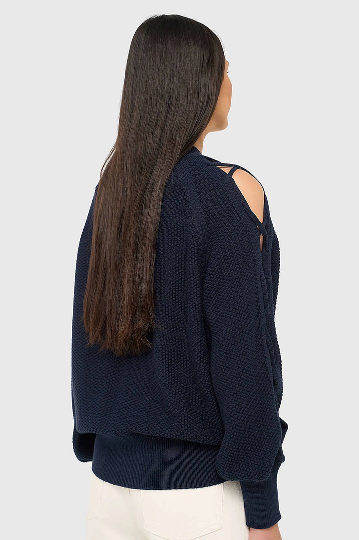 katoenen-dames-trui-veters-mouwen-open-schouders-grove-blauw-janice-02.webp