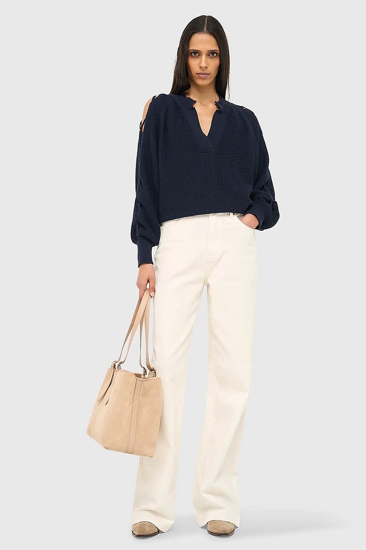 katoenen-dames-trui-veters-mouwen-open-schouders-grove-blauw-janice-03.webp