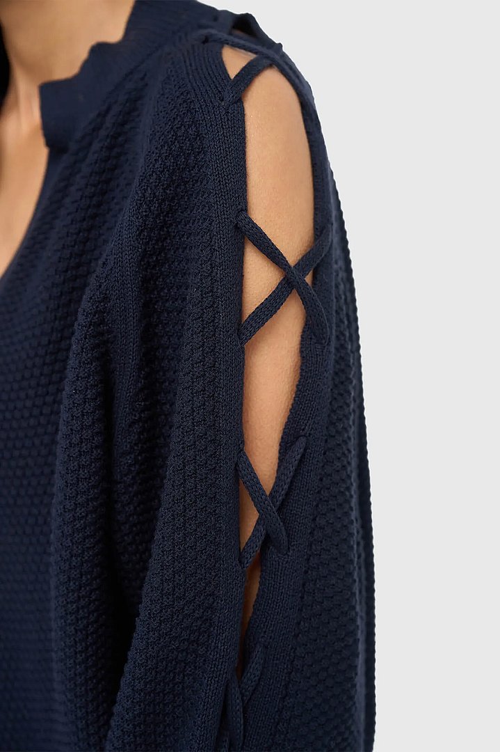 katoenen-dames-trui-veters-mouwen-open-schouders-grove-blauw-janice-04.webp