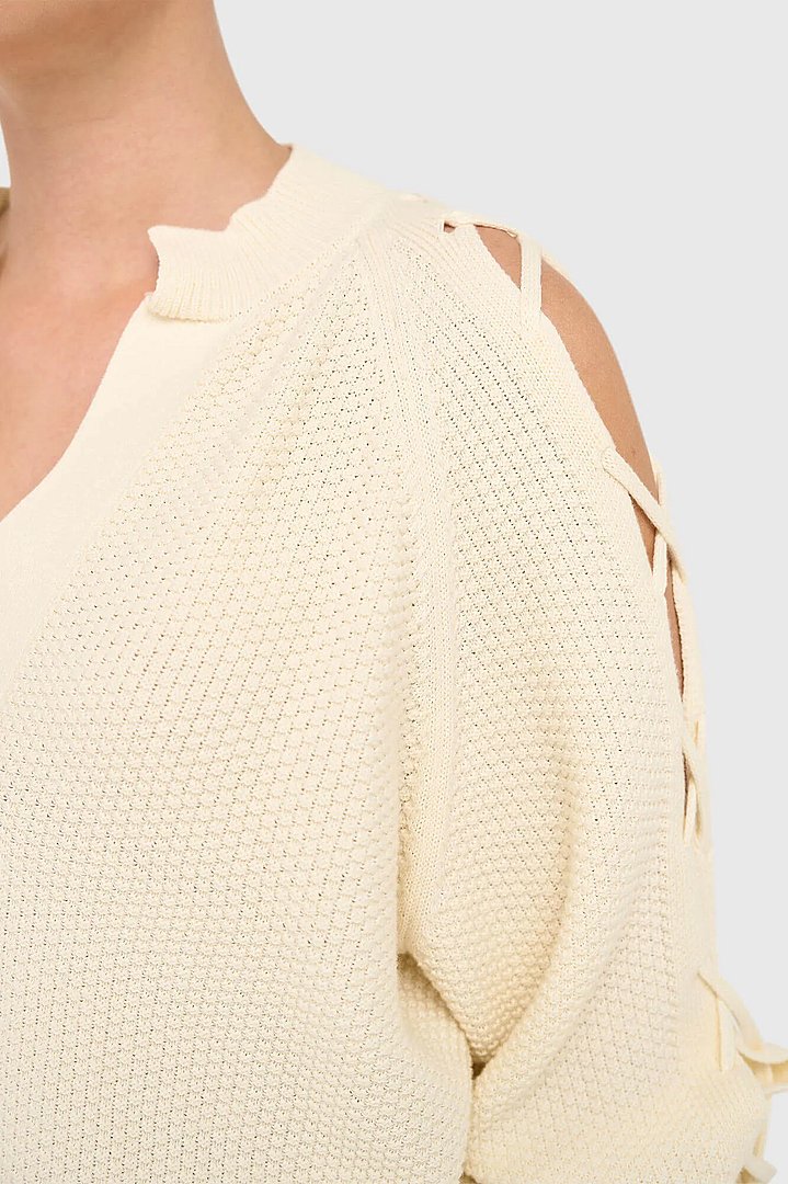 katoenen-dames-trui-veters-mouwen-open-schouders-grove-off-white-janice-02.webp