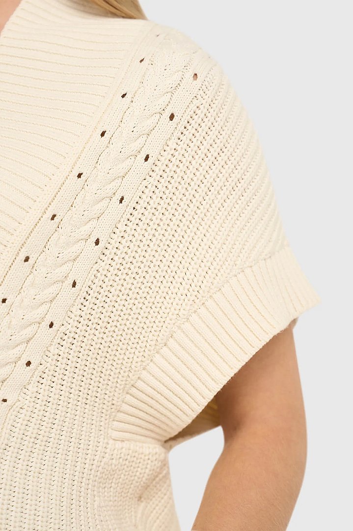 katoenen-spencer-vest-kabel-dames-viggo-off-white-janice-02.webp