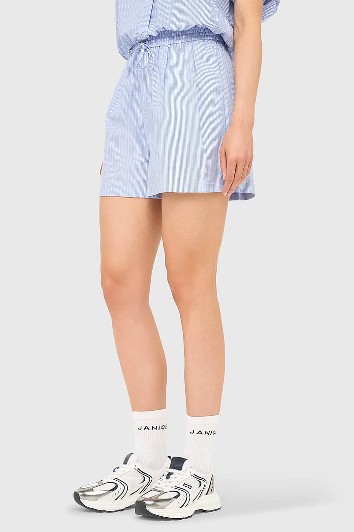 kort-gestreept-katoenen-broekje-shorts-ronan-blauw-janice-02.webp