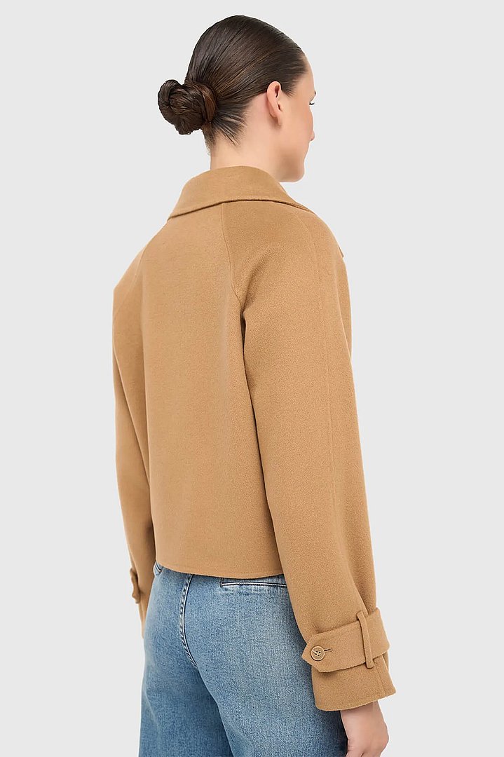 korte-cashmere-jas-trenchcoat-double-face-camel-floyd-janice-03.webp