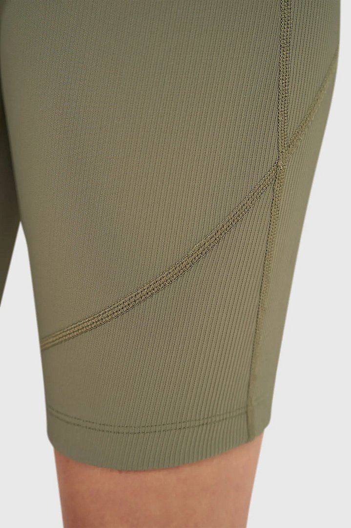 korte-legging-shorts-sport-cole-groen-janice-02.webp