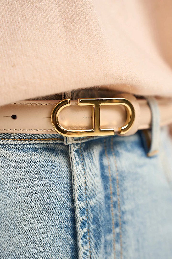 leren-riem-dames-trophy-buckle-beige-gouden-buckle-janice-03.webp