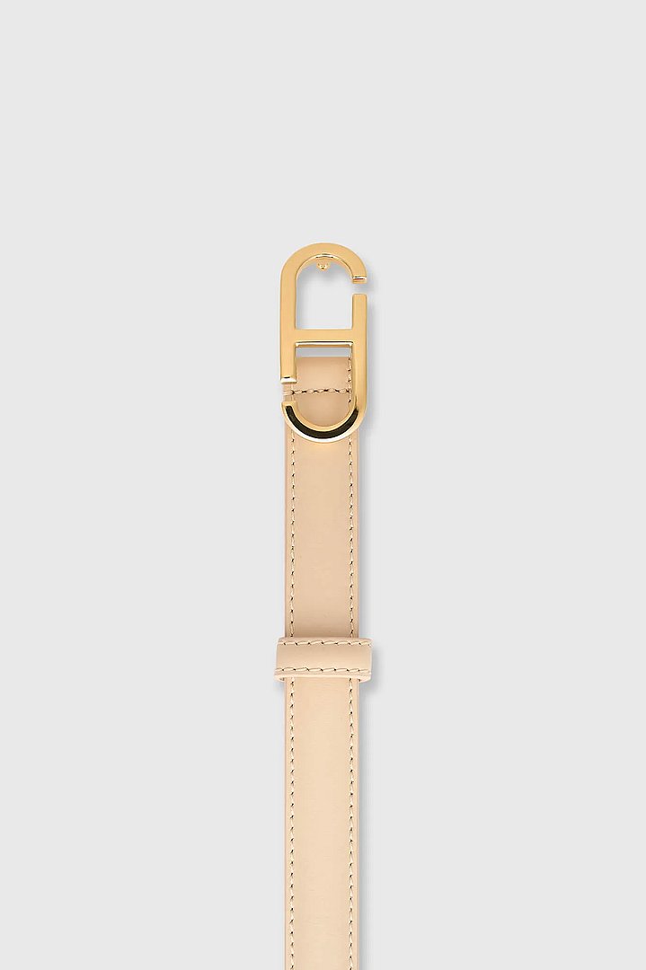 leren-riem-dames-trophy-buckle-creme-gouden-buckle-janice-02.webp