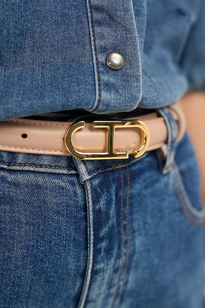leren-riem-dames-trophy-buckle-taupe-gouden-buckle-janice-03.webp