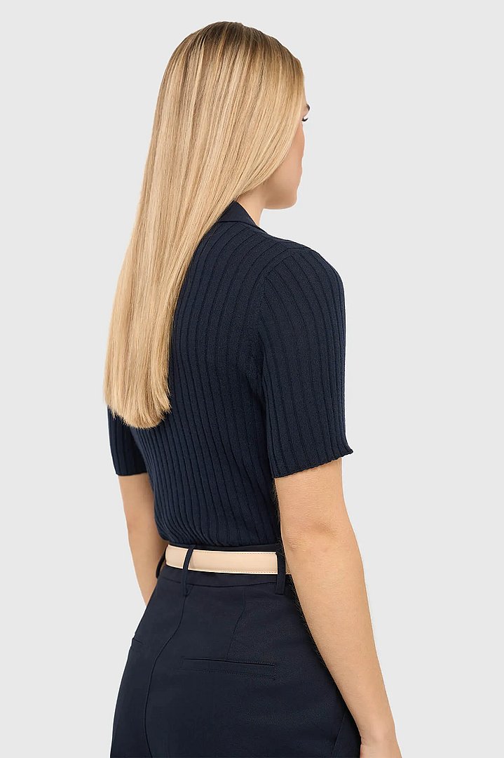 polo-truitje-gebreid-merino-wol-kian-navy-blauw-janice-02.webp