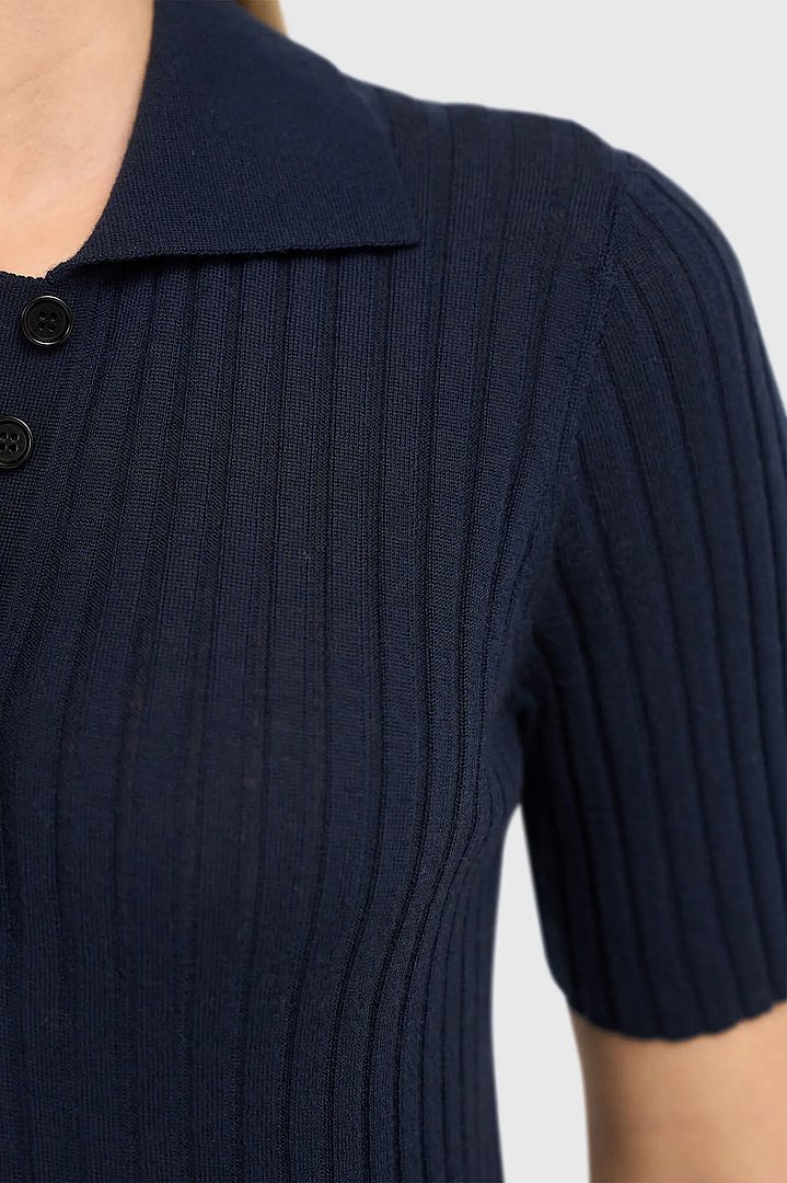 polo-truitje-gebreid-merino-wol-kian-navy-blauw-janice-03.webp